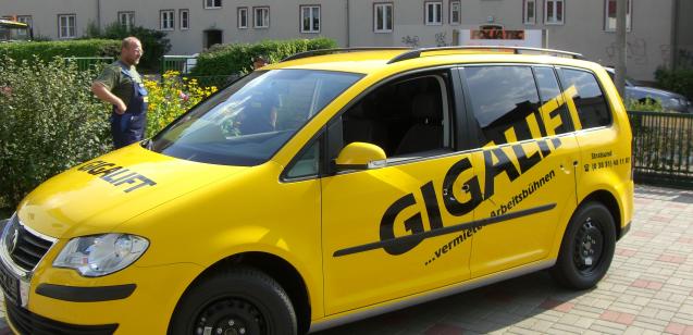 Vollverklebung - Folie statt Lack - Gigalift VW Touran von silber zu gelb