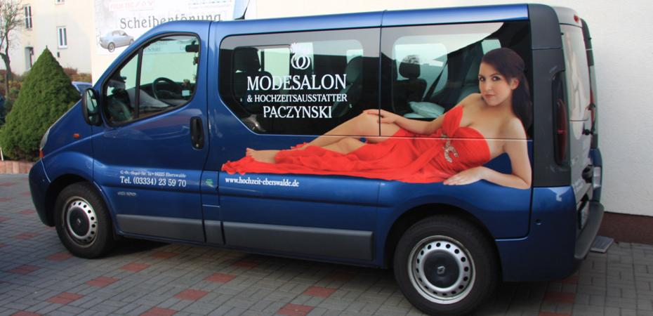 Glasfolien Uwe Röske Autowerbung Fahrzeugbeschriftung Modesalon & Hochzeitsausstatter Carola Paczynski Eberswalde - Renault Traffic blau